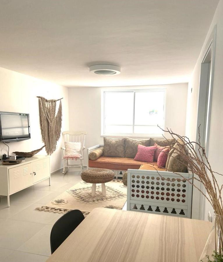 Ferienwohnung אירוח השקד - 10דק' משדה התעופה Giv'at Koach Exterior foto