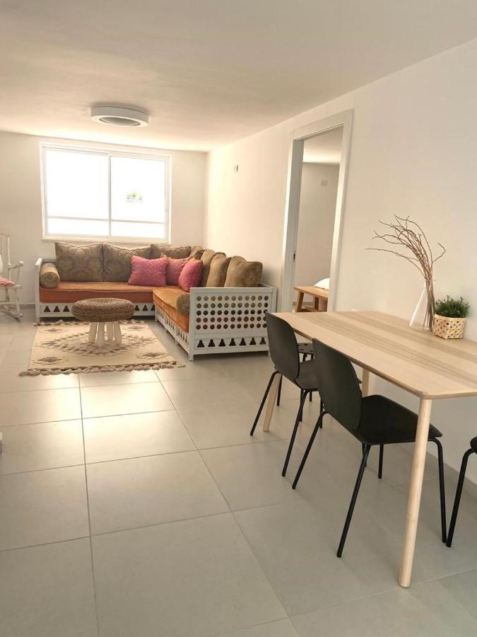 Ferienwohnung אירוח השקד - 10דק' משדה התעופה Giv'at Koach Exterior foto